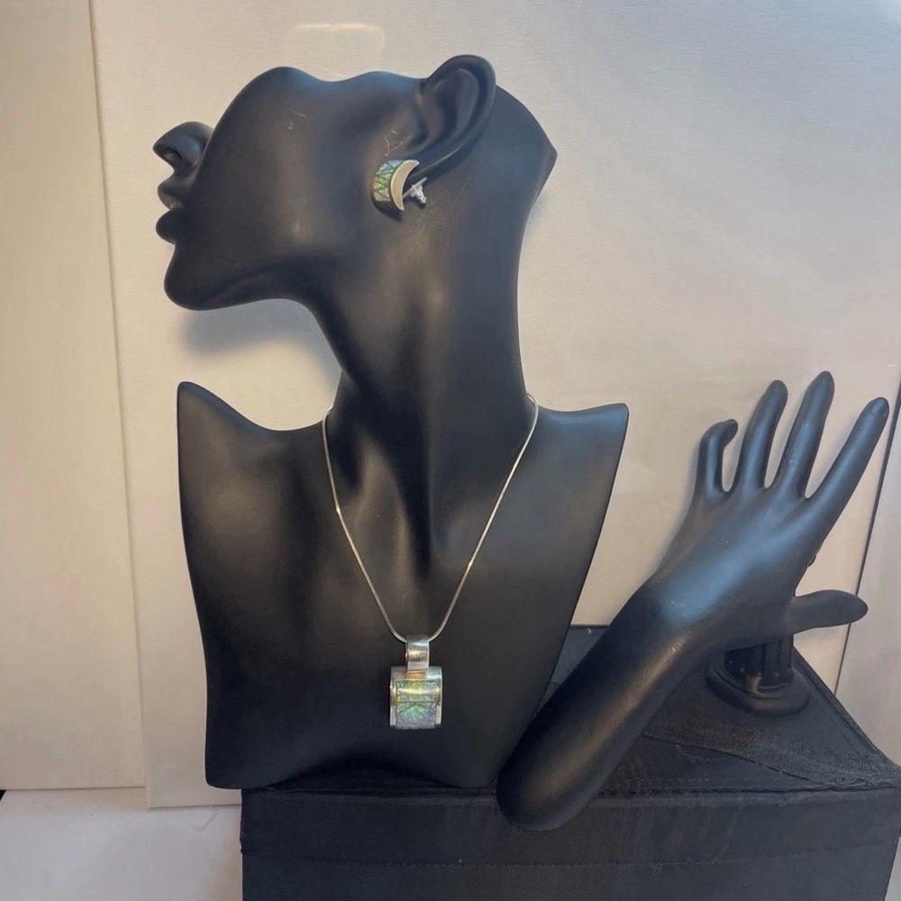 925 sterling silver set consisting of earrings, a pendant and a chain